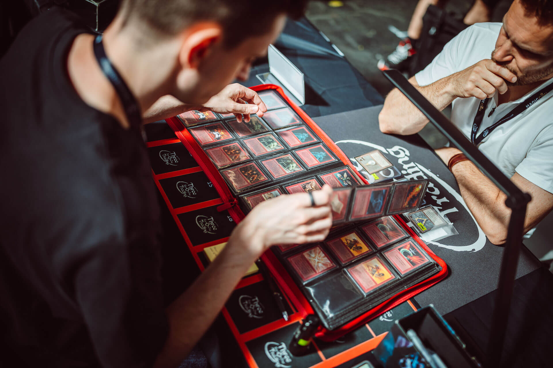 Lukas bewertet eine Sammlung am Event-Stand